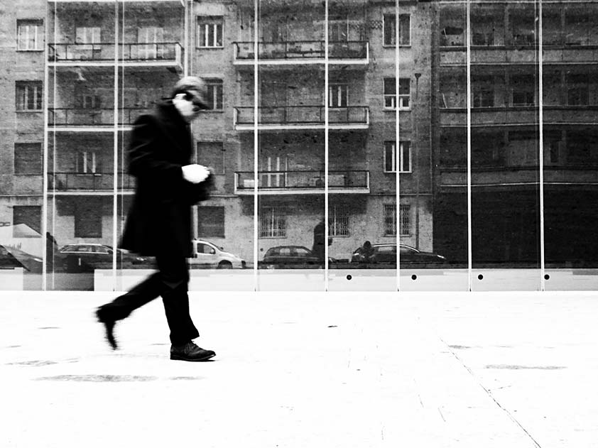 Uomo che passeggia | Fotografia ritratto street di Matteo Toniolo